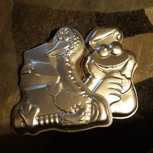 Vintage 1970s wilton big bird and cookie monster cakepans